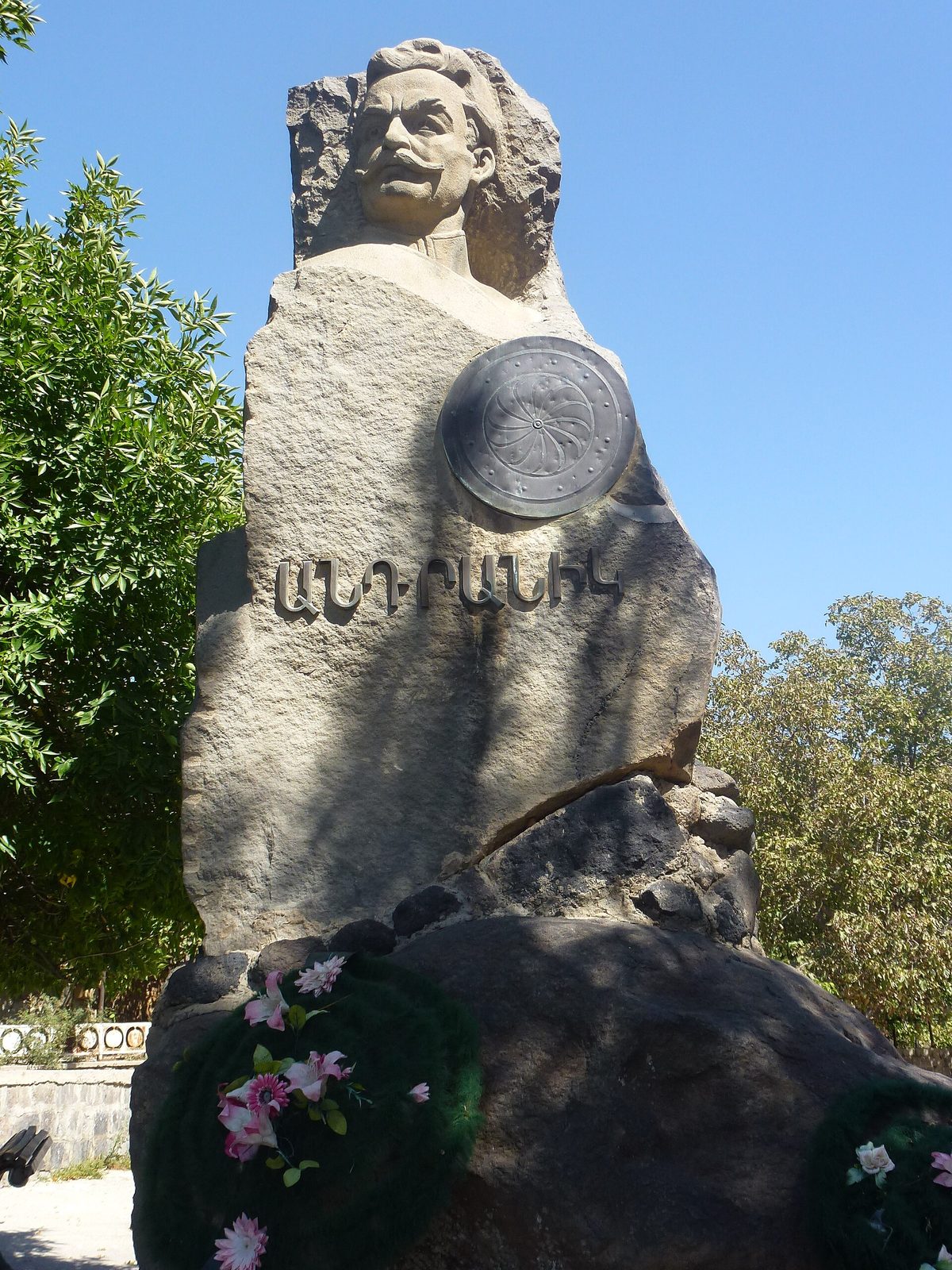 Անդրանիկ Օզանյանի հուշարձան