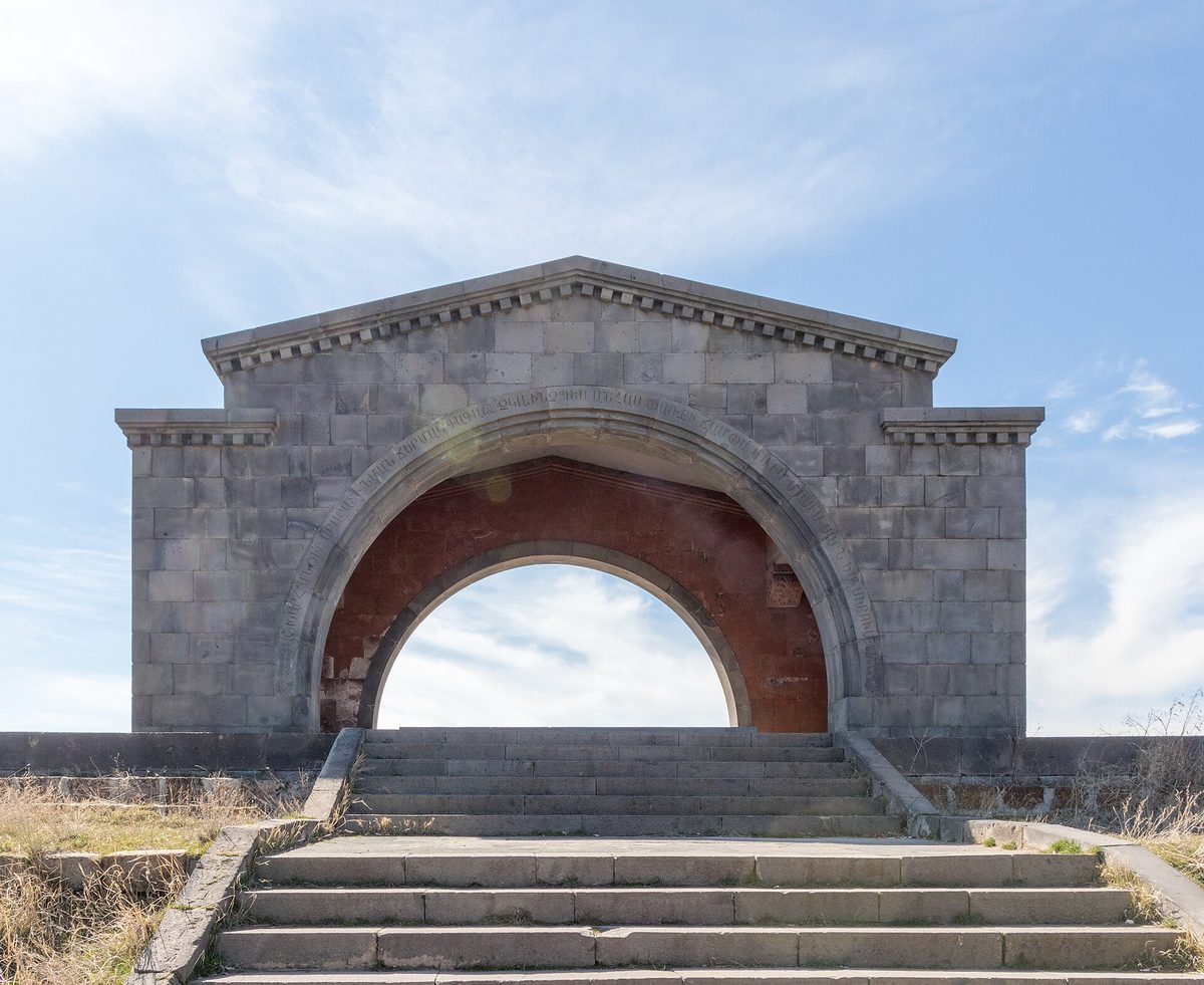 Չարենցի կամար հուշարձան