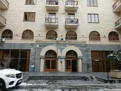 Արոն Թրավել