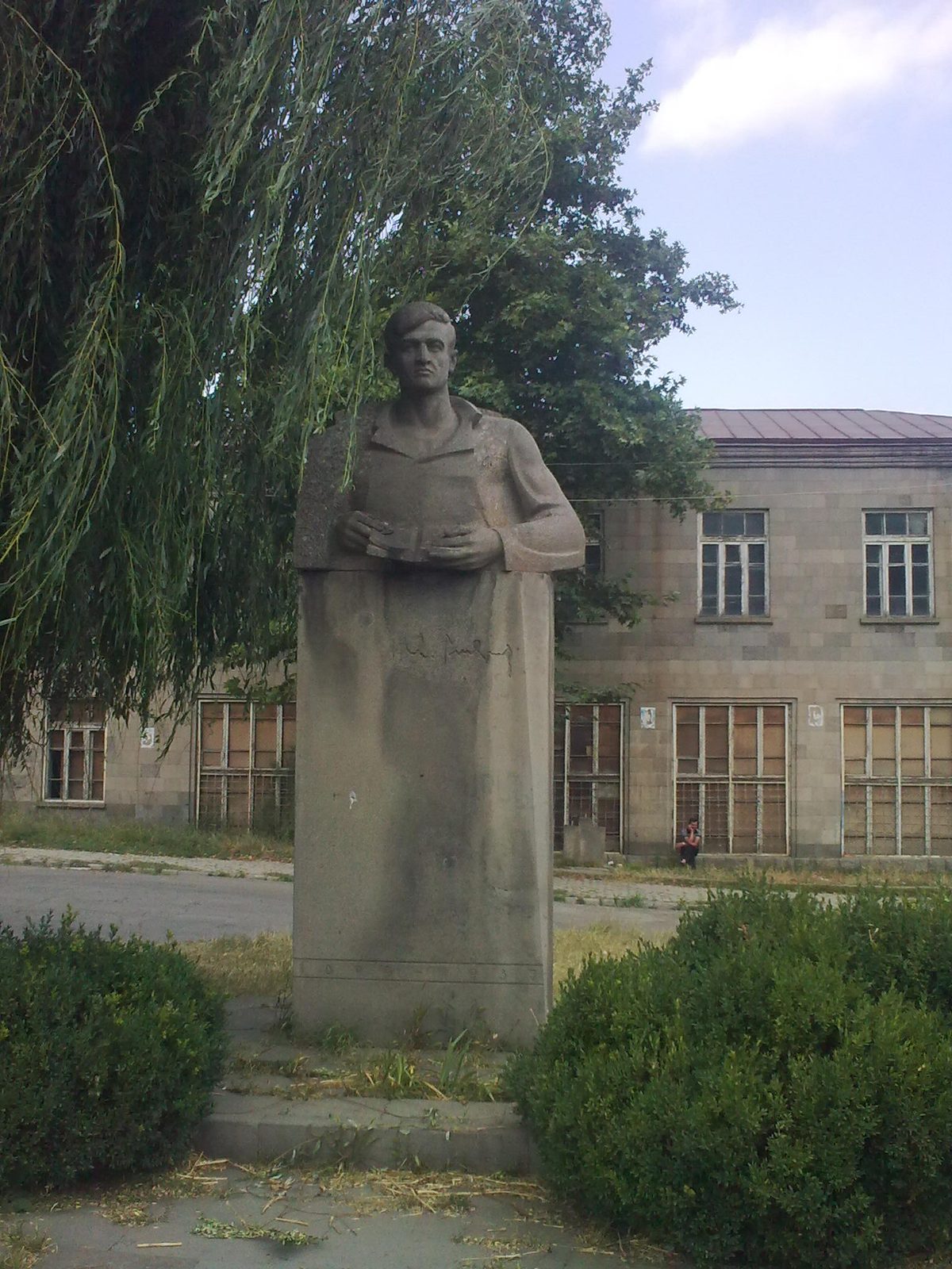 Ակսել Բակունցի կիսանդրի