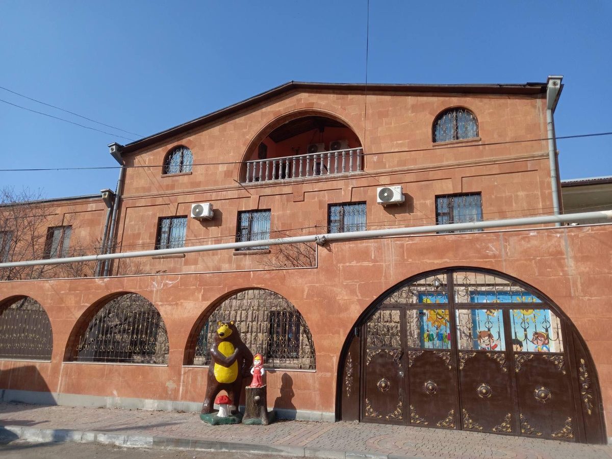 Барев, Ес Ека — Образование, Ереван