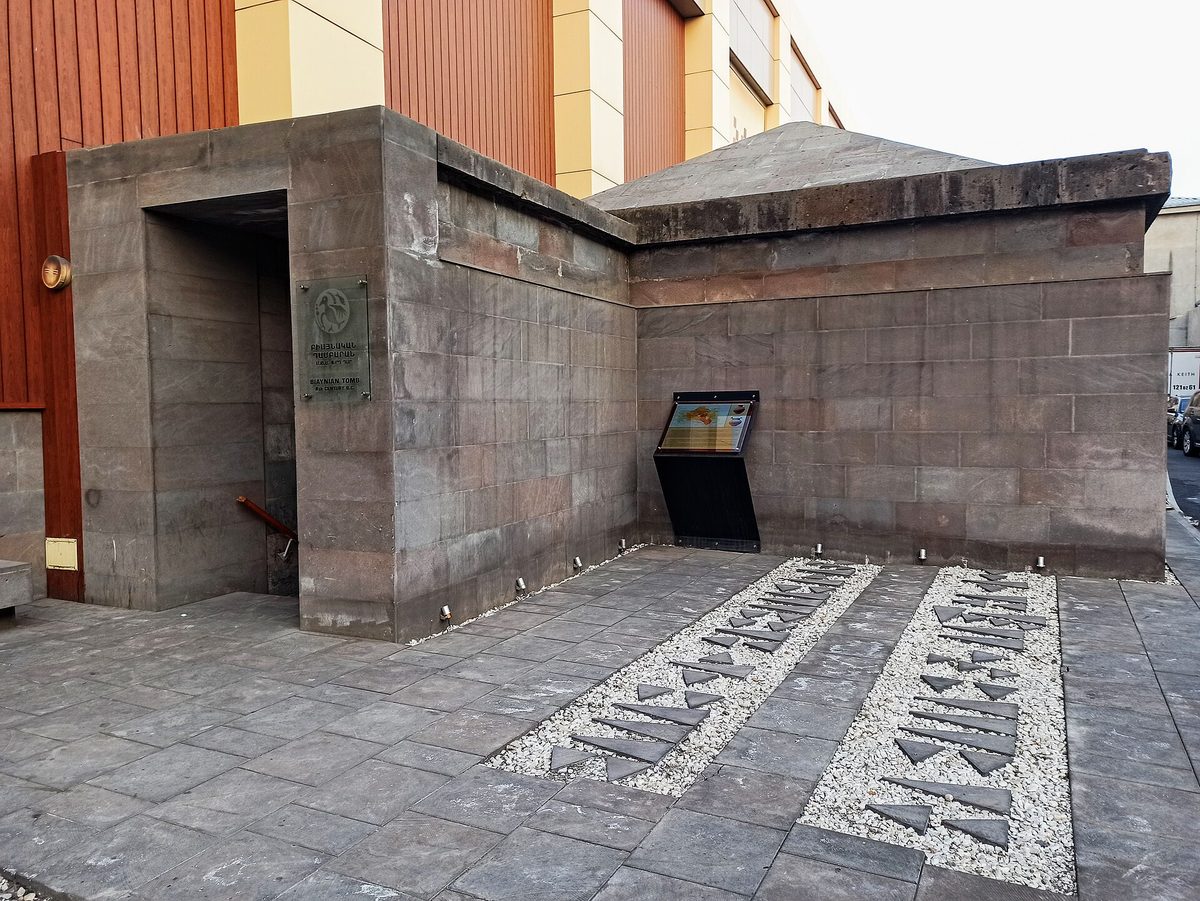 Երևանի բիայնական դամբարան