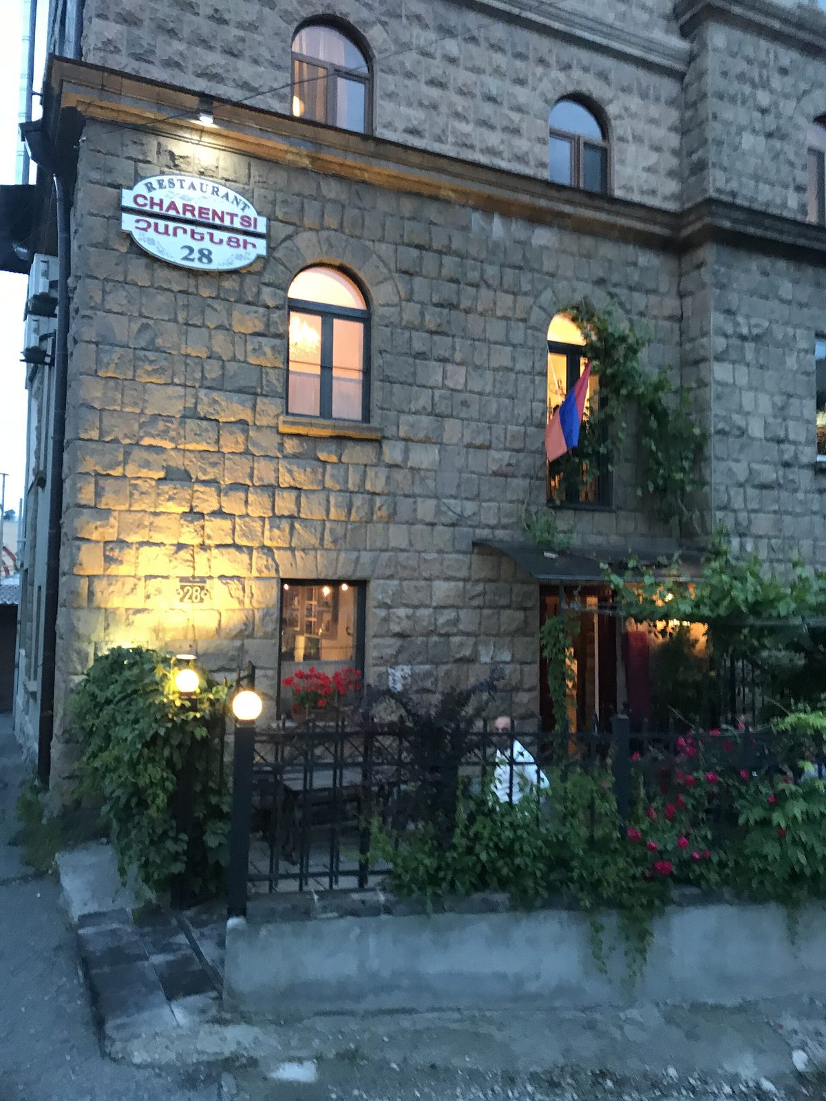 Չարենցի 28 ռեստորան
