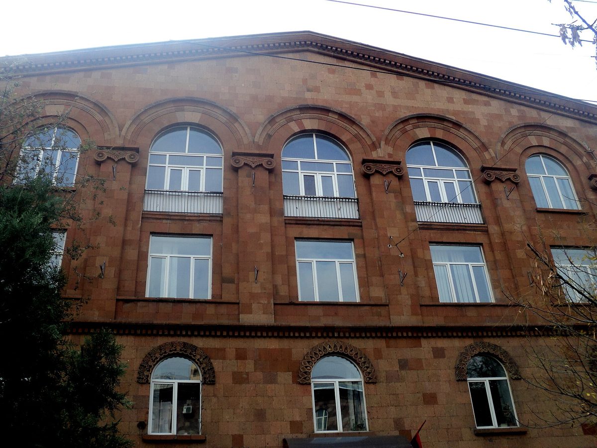 Դպրոցի շենք. Եղիշե Չարեցի անվան դպրոցը, Երեւան