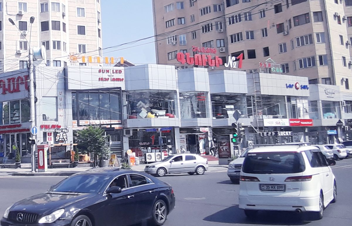 GNUNI MEK" BUILDING MATERIALS AND CHANDELIER TRADE CENTER — Торговые центры, Ереван