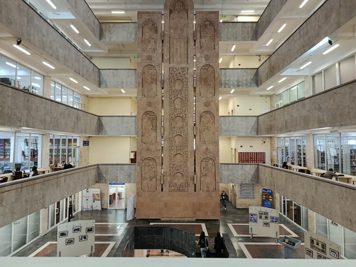 Institute of Physics — Образование, Ереван