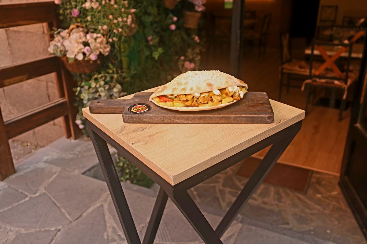 Katchizza Restaurant — Рестораны, Ереван