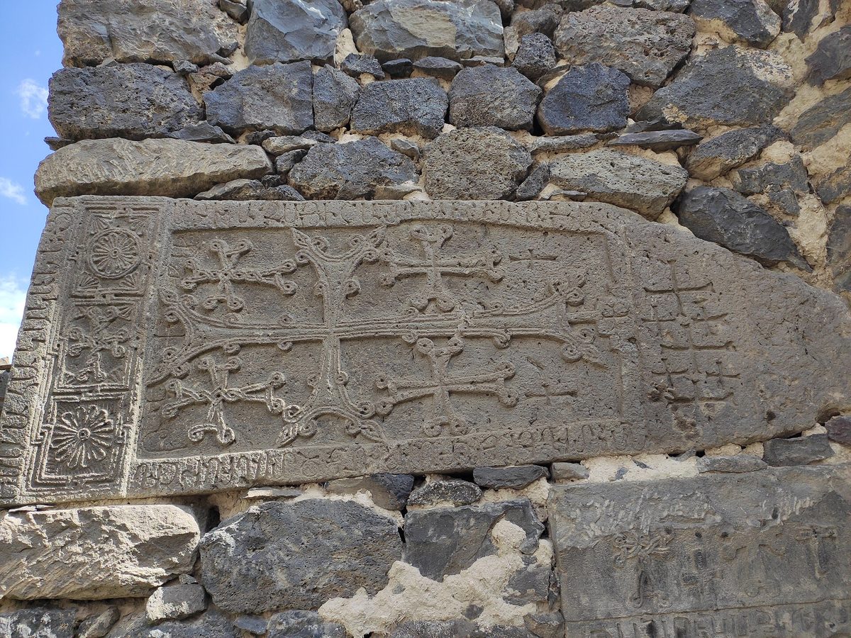 Խաչքար Աղուտի, Եզտանբախշիի