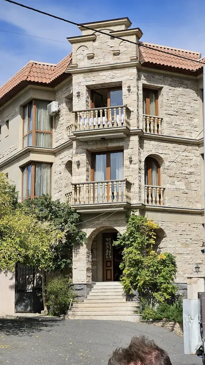 Monument Guesthouse — Հյուրանոցներ, Երևան